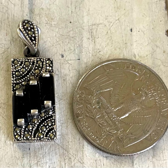 Vintage sterling black spinel & marcasite pendant - Picture 2 of 3